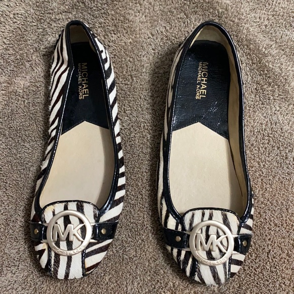 Flats, light stains next to logo on toe - Picture 1 of 7